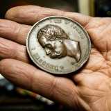 Nel frattempo ci indica una moneta in bronzo che celebra la visita di Re Umberto I agli appestati...